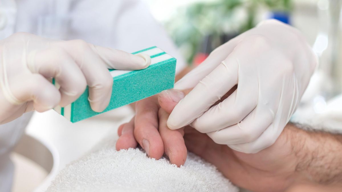 Łuszczyca paznokci to niezakaźna, przewlekła choroba.