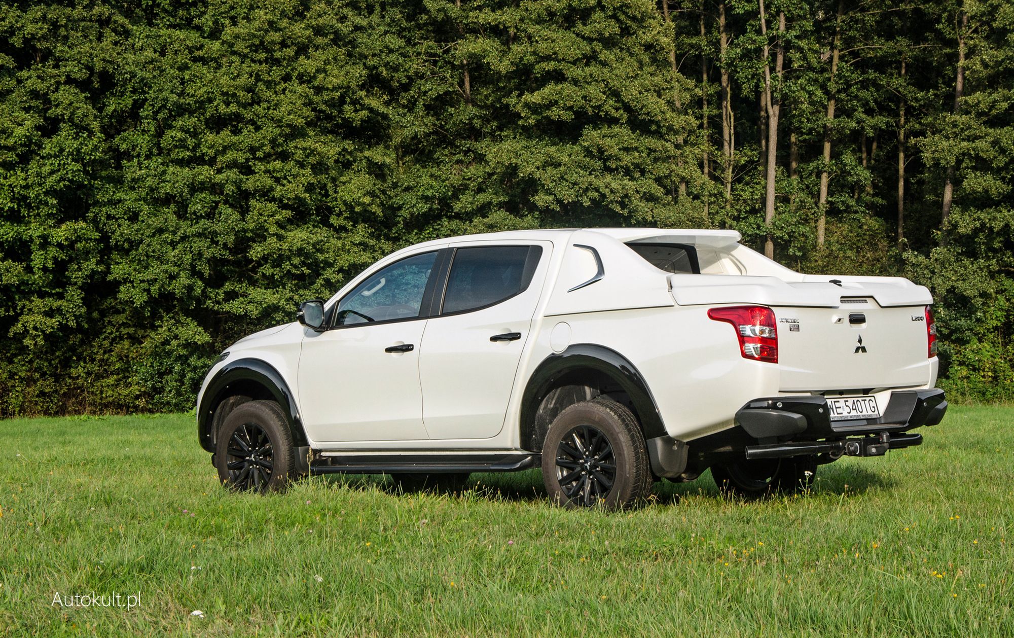 Mitsubishi L200 Black Edition ma być eleganckim pick-upem, ale podczas jazdy czy to na szosie czy w terenie, pokazuje swój prawdziwy - twardy - charakter.