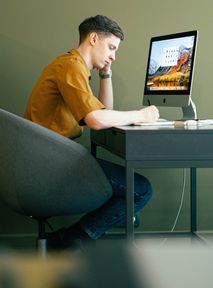 Jak napisać pierwsze CV? Poradnik dla świeżaków na rynku pracy