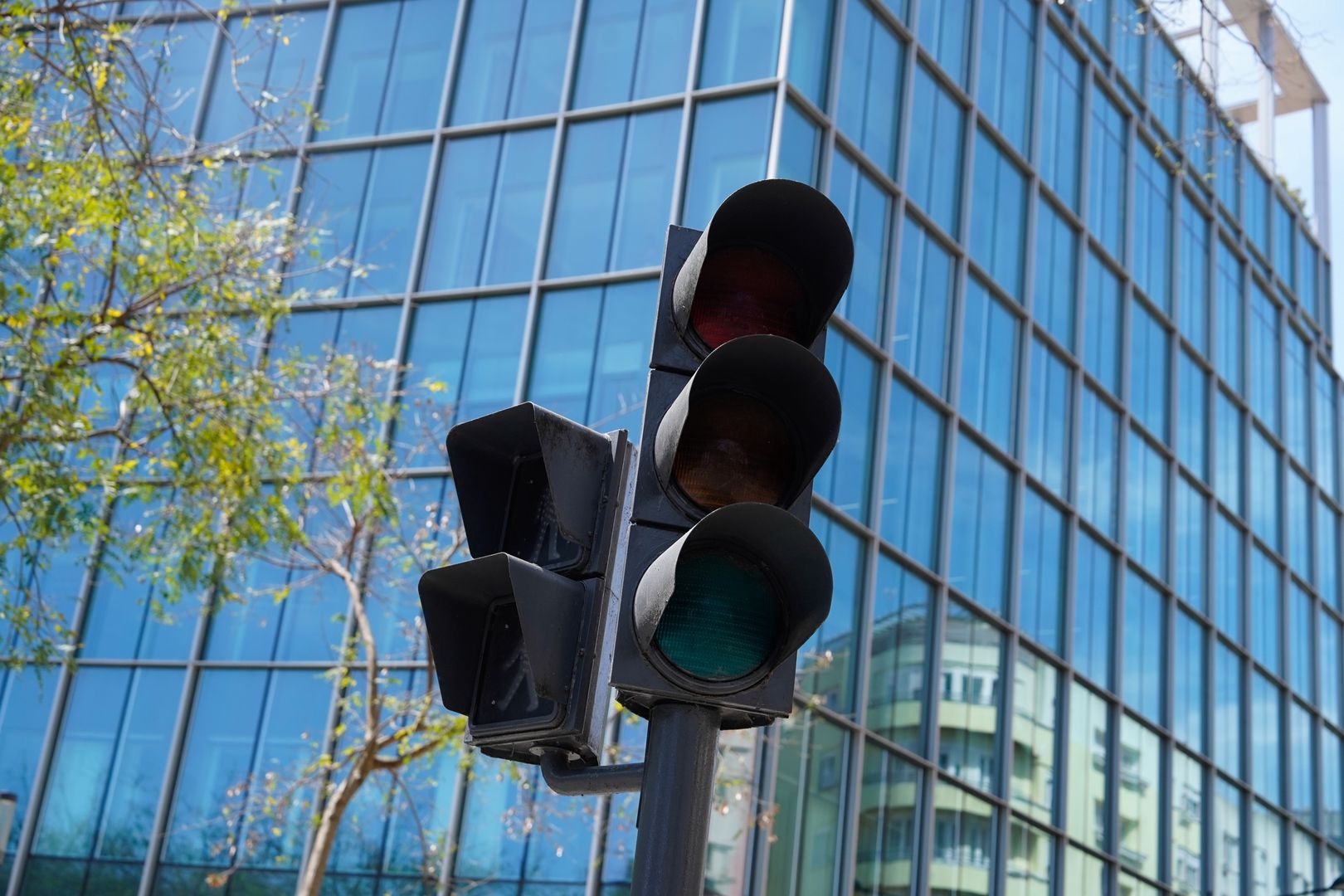 LISBON, PORTUGAL - APRIL 28: A traffic light shows no activity due to a power outage on April 28, 2025 in Lisbon, Portugal. There was a widespread power outage today in Spain and Portugal and parts of France. (Photo by Adri Salido/Getty Images)