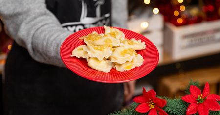 Delikatne ciasto i wyjątkowy farsz to przepis na udane pierogi wigilijne. Nie może ich zabraknąć w święta