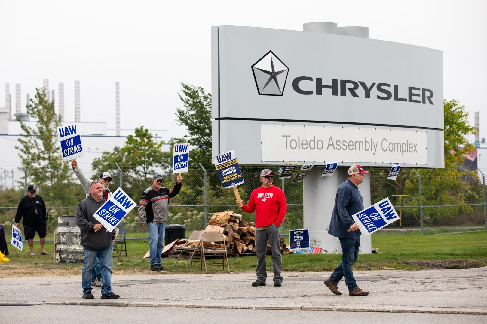 United Auto Workers (UAW) members on a picket line outside the Stellantis NV Toledo Assembly Complex in Toldeo, Ohio, US, on Monday, Sept. 18, 2023. The United Auto Workers began a strike Friday against all three of the legacy Detroit carmakers, an unprecedented move that could launch a costly and protracted showdown over wages and job security. Photographer: Emily Elconin/Bloomberg via Getty Images