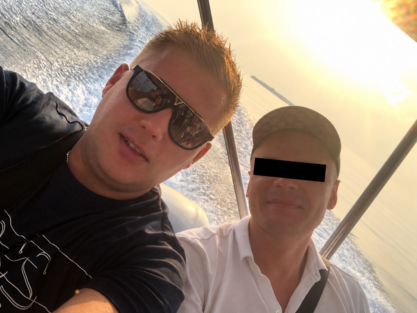 W okularach zaginiony Sylwester Suszek, za nim Marian W. podejrzany w tej sprawie