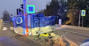 Cztery osoby w szpitalu po zderzeniu karetki z samochodem osobowym w Ostrowcu