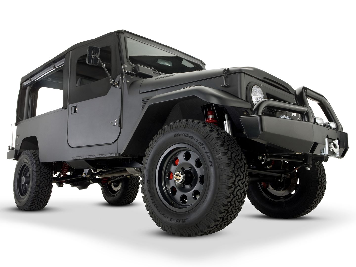 Nawet dziś J4 to najbardziej ceniony Land Cruiser, staje się pojazdem kolekcjonerskim, ale także często modyfikowanym w USA.  Za Oceanem najbardziej cenionym specjalistą od Land Cruiserów J4 został Jonathan Ward. Jego firma TLC współpracowała z Toyotą, dla której przygotowano koncepcyjne wersje J4 o nazwie ICON. Dla wielbicieli Toyoty, Land Cruiser ICON to to samo co dla miłośników marki Jeep koncepty Mopara przygotowywane rok w rok i prezentowane na pustyni Moab. Koncepty ICON są o tyle ciekawe, że już bez zbędnego komentarza zaprezentuję wam kilka takich pojazdów. Dalsza część historii Land Cruisera jest na kolejnej stronie.