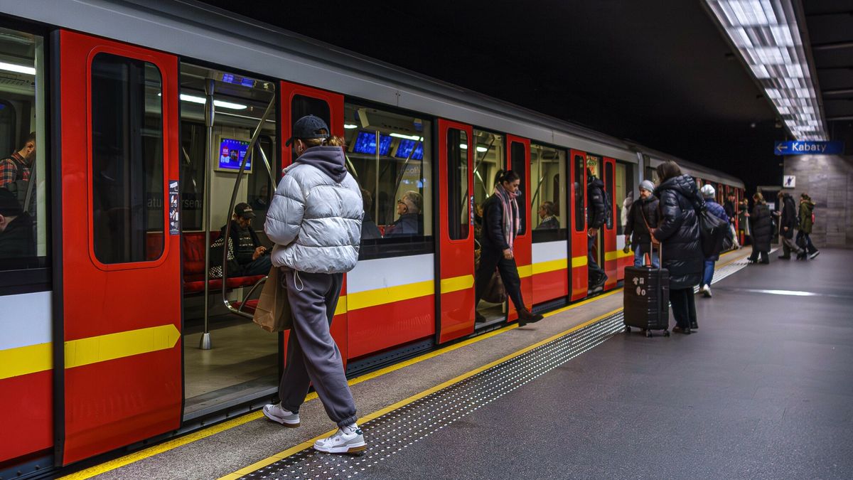 Reporter archiwum 2026 01
09.12.2025 Warszawa, woj. mazowieckie. Stacja metra Ratusz Arsenal. N/z Pasazerowie wsiadaja do pociagu w kierunku Kabat (zdj. ilustracyjne).  fot. Eryk Stawinski/REPORTER
Eryk Stawinski/REPORTER