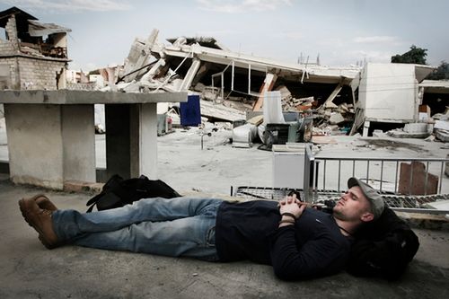Paweł Łączny odpoczywa obok ruin szpitala, fot. Tomasz Woźny