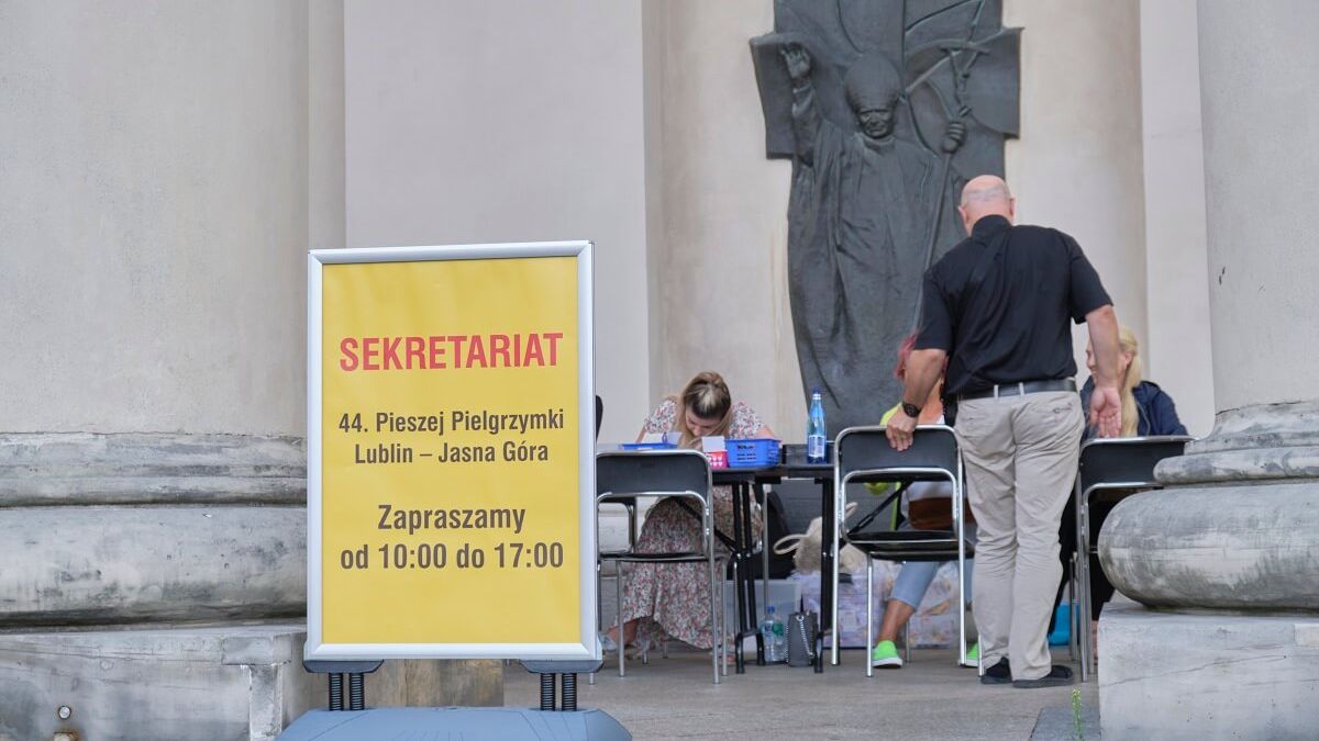 Sekretariat pielgrzymki na Jasną Górę przed archikatedrą lubelską