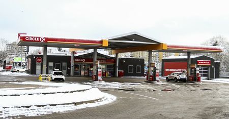 Ceny paliw spadają. Kierowcy dostaną prezent pod choinkę?