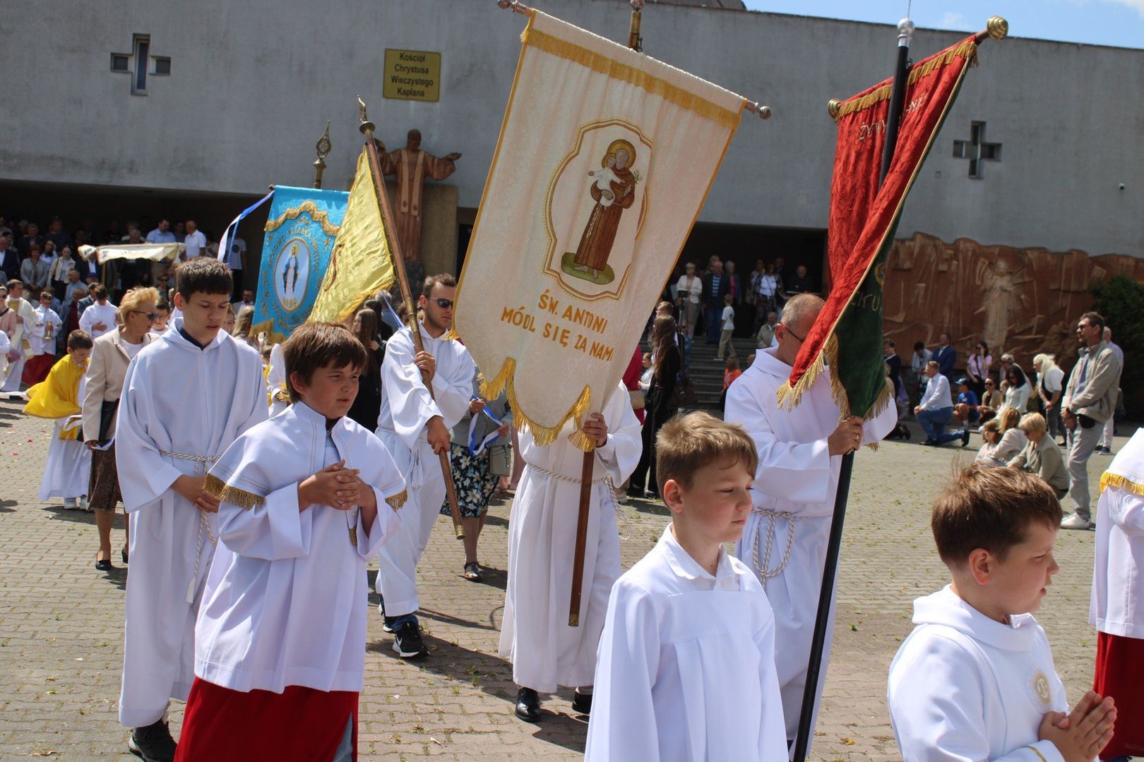 Procesja Bożego Ciała na osiedlu Grunwaldzkim w Gnieźnie