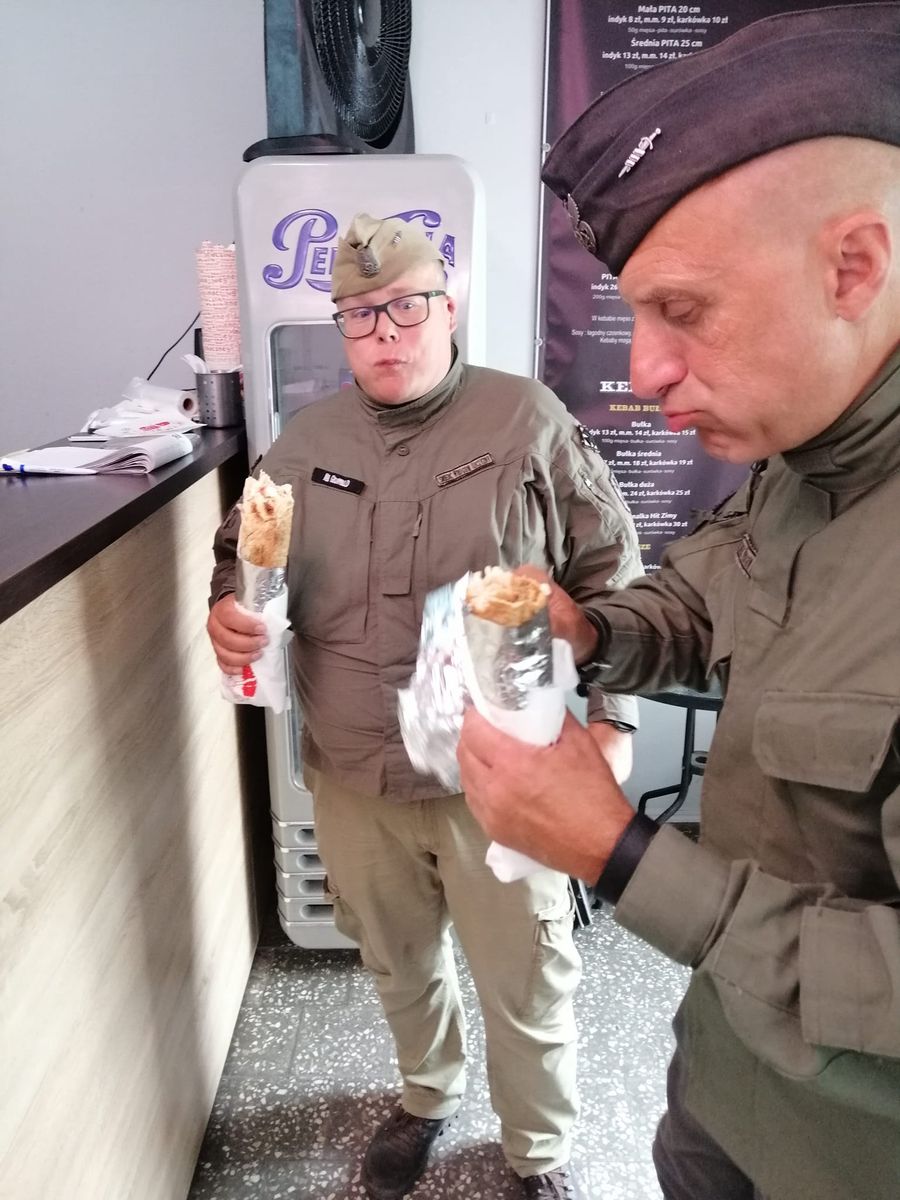 Wojciech Olszański "Jaszczur" i Marcin Osadowski "Ludwiczek" w kebabie "U prawdziwego Polaka"