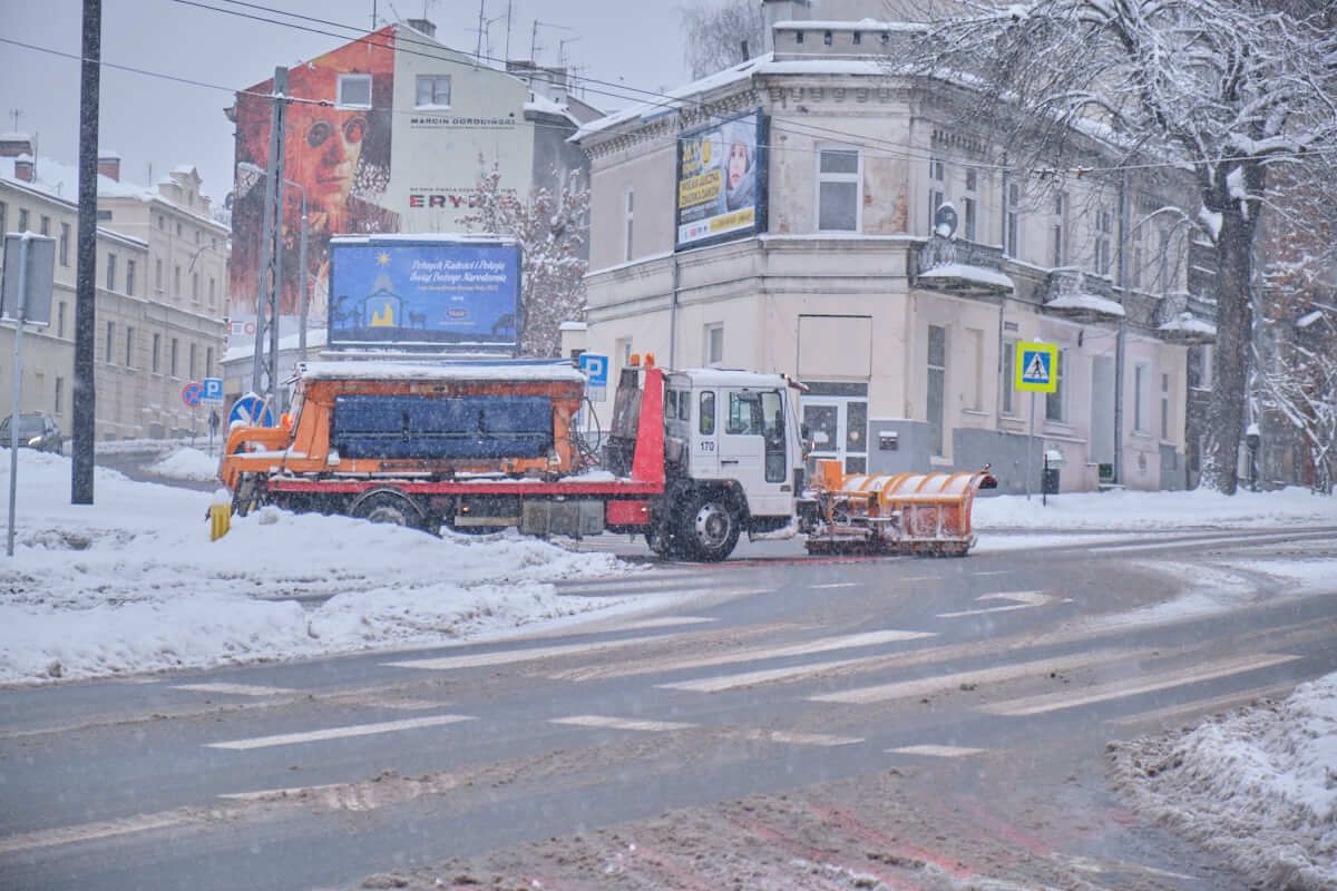 Atak zimy w Lublinie. Pługosolarka odśnieżająca ulice miasta