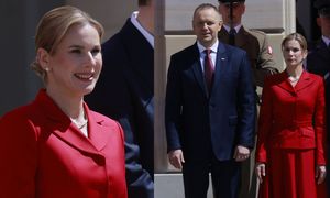 Marta Nawrocka w krwistoczerwonej stylizacji przyciąga wzrok na obchodach Dnia Flagi (ZDJĘCIA)