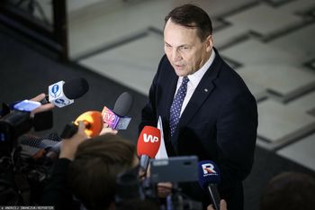 "Putin musi skalkulować". Sikorski o uzgodnieniach UE