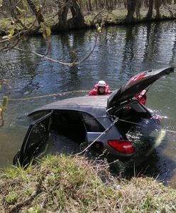 Tragiczny wypadek w Juszkowie. Auto z impetem wjechało do rzeki