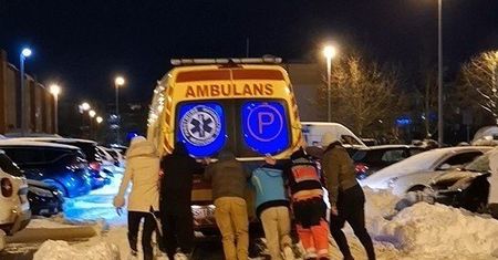 Słupsk: Problemy z przejezdnością ulic trwają. W śniegu ugrzęzła karetka pogotowia