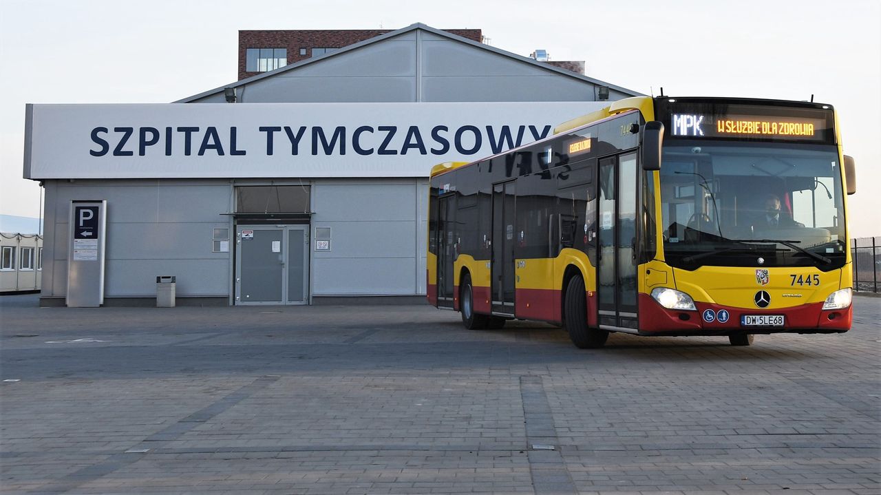 Koronawirus. MPK Wrocław dowozi medyków do szpitala tymczasowego. O pomoc poprosił Uniwersytet Medyczny
