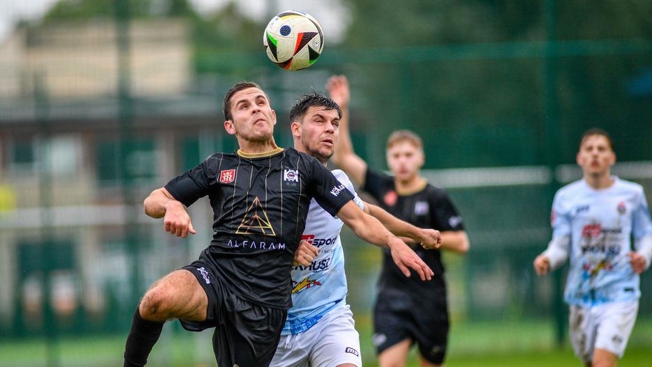 Piłkarze Czarnych Jasło (czarne stroje) w derbach powiatu zmierzą się z LKS Czeluśnicą