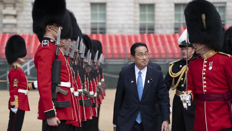 Fumio Kishida, Japan's prime minister, center, reviews a guard of honor ahead of his bilateral meeting with Boris Johnson, U.K. prime minister,  in London, U.K., on Thursday, May 5, 2022. Johnson is meeting Kishida and they are expected to discuss a plan to support Asian nations in diversifying away from Russian oil and gas. Photographer: David Levenson/Bloomberg via Getty Images