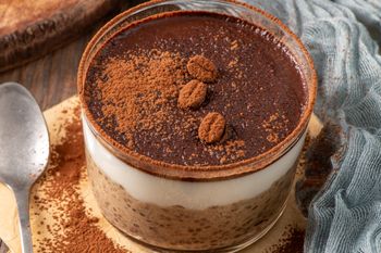 Zamieszaj i odstaw na noc. Smakuje jak z cukierni, a dla jelit to zbawienie