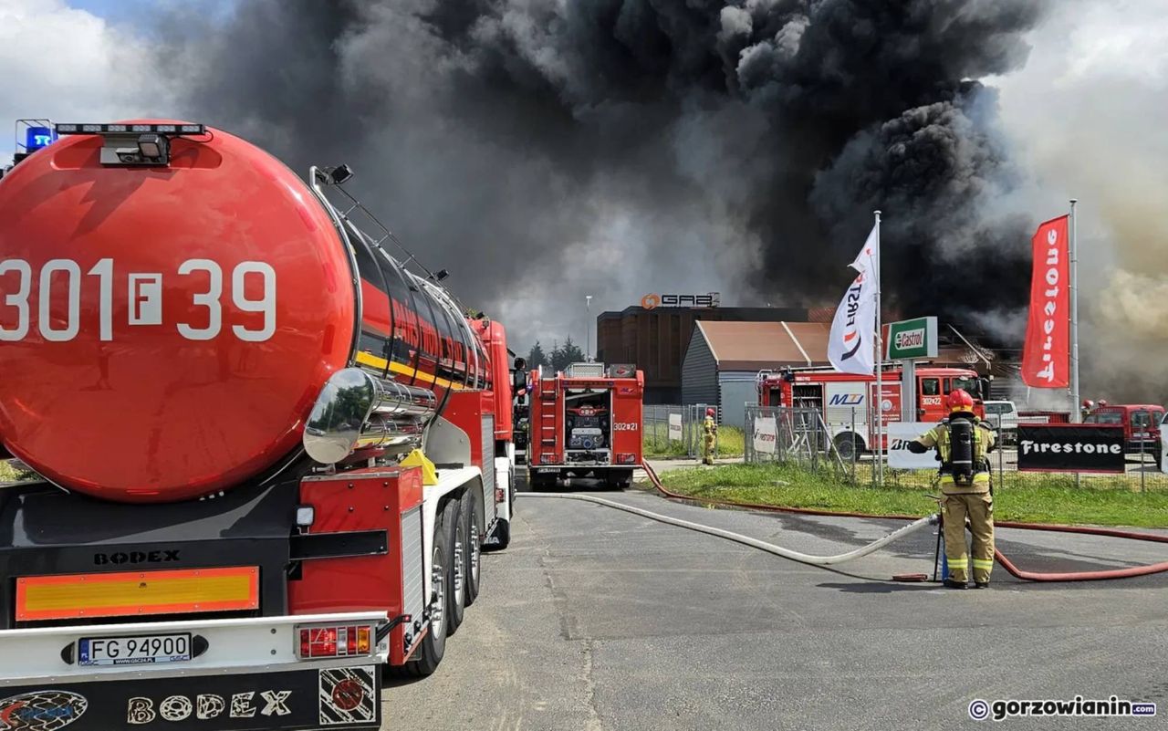 Potężny pożar w Gorzowie. Płonął warsztat i zakład wymiany opon