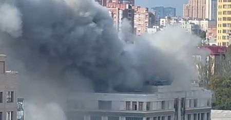 Eksplozje i kłęby dymu. Atak na siedzibę Puszylina