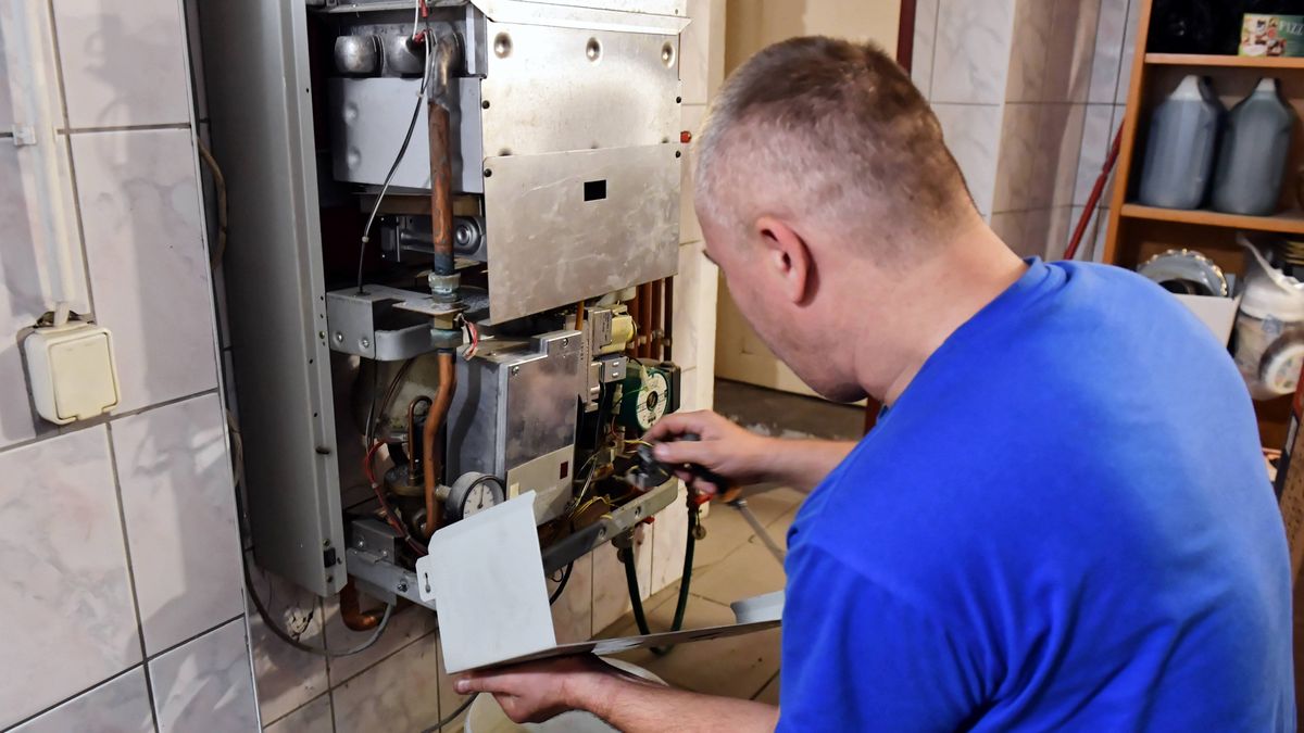 Piec gazowySzczecin, 06.10.2018. Wymiana starego pieca gazowego.  (soa) PAP/Marcin BieleckiMarcin Bieleckiciep�o, ekologia, energia, gaz, gazowego, gazownik, ilustracja, m�czyzna, ogrzewanie, piec gazowy, praca fizyczna, pracownik, wymiana pieca, stary