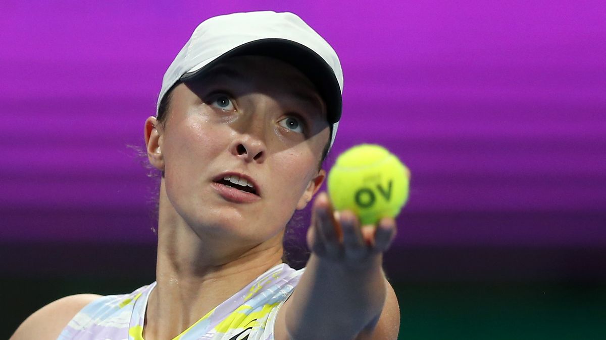 DOHA, QATAR - FEBRUARY 26: Iga Swiatek of Poland serves against Anett Kontaveit of Estonia during the Qatar TotalEnergies Open final at Khalifa International Tennis and Squash Complex on February 26, 2022 in Doha, Qatar. (Photo by Mohamed Farag/Getty Images)
