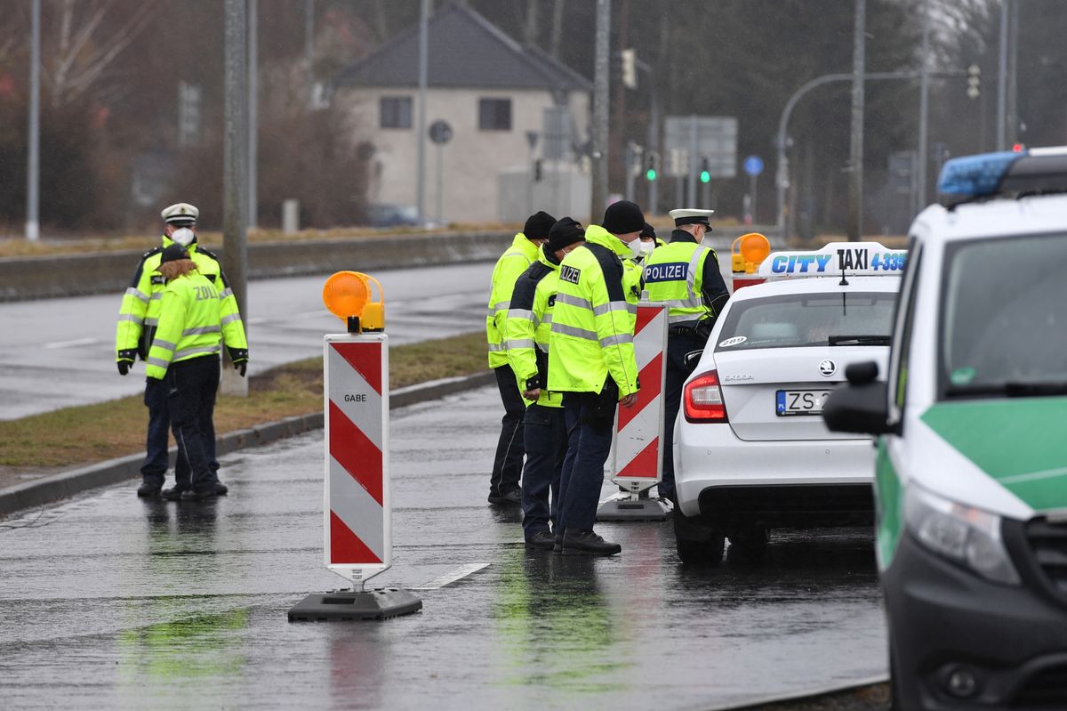 Punkt testów na obecność koronawirusa na granicy Polski z Niemcami, na przejściu granicznym w Linken-Lubieszyn w Meklemburgii-Pomorzu Przednim.