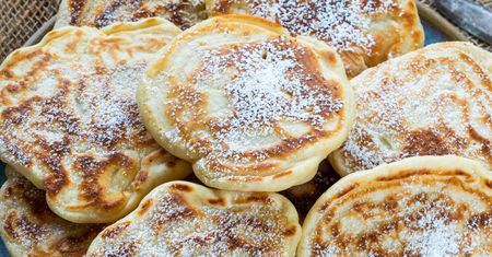 Nie kefir i nie maślanka. Biorę jogurt grecki i w kwadrans mam górę puszystych racuchów z patelni