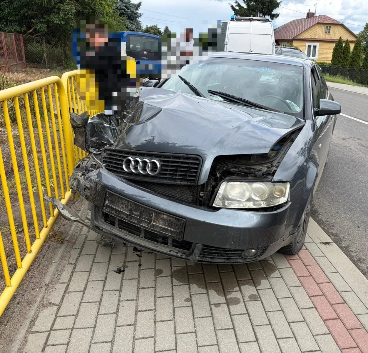 Kolizja dwóch aut na drodze krajowej nr 79 w miejscowości Złota