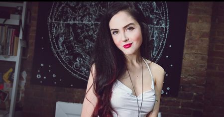 Ma niezwykłą urodę i niezwykły talent. Patrzy w gwiazdy i widzi kurs Bitcoina