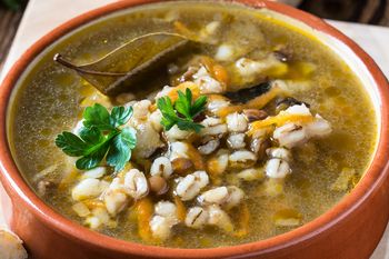 Za komuny była najsławniejszą zupą. Wspiera jelita i zapobiega uczuciu ciężkości