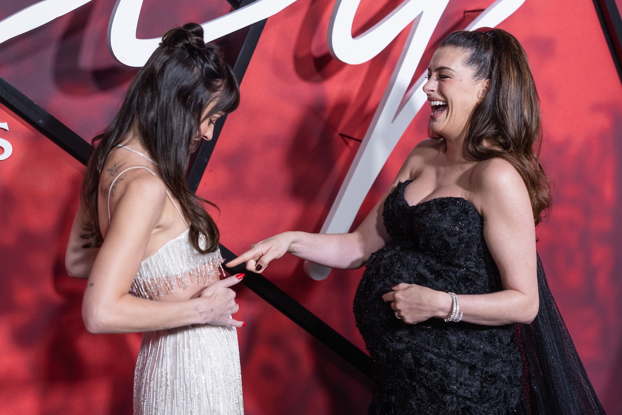 Anne Hathaway i Dakota Johnson