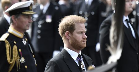 Książę Harry ma dylemat. Musi wybrać mniejsze zło