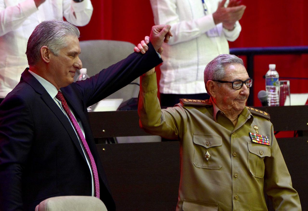 Miguel Diaz-Canel i Raul Castro EPA/ARIEL LEY ROYERO 
Dostawca: PAP/EPA.