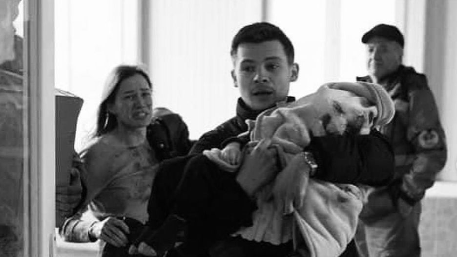 Cyryl z Mariupola miał tylko osiemnaście miesięcy. Trafił go rosyjski pocisk. Rodzice zanieśli go do szpitala, ale nie udało się uratować rannego chłopczyka (Instagram)