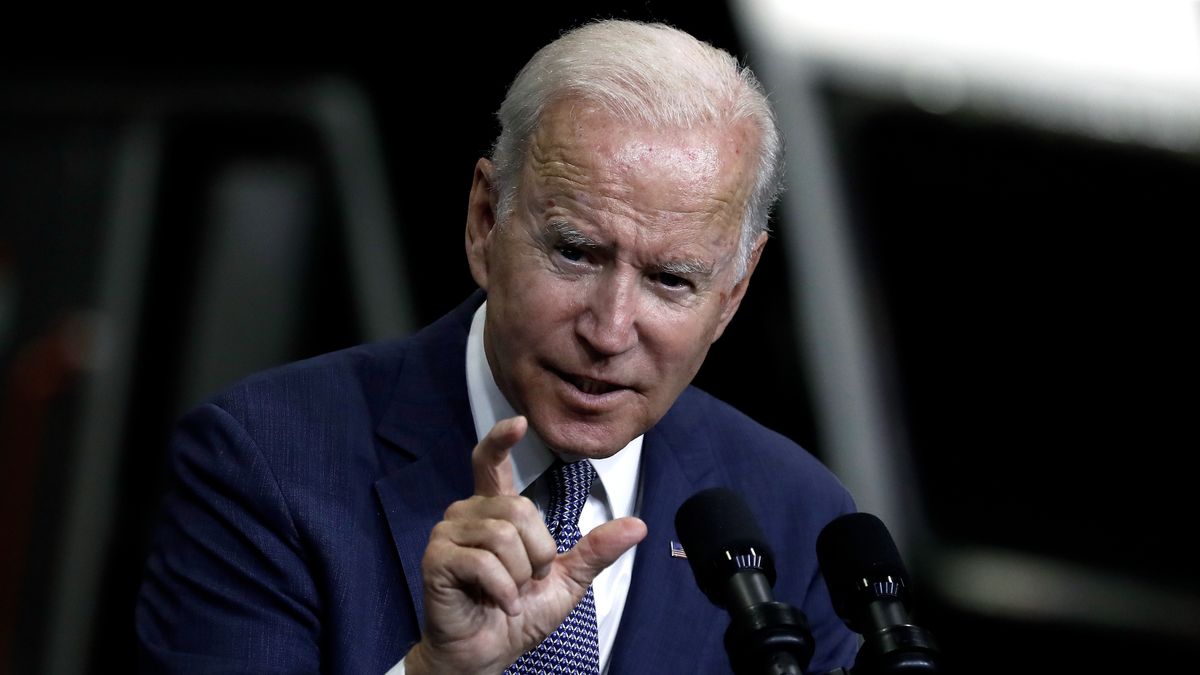 epa09545904 US President Joe Biden speaks at the New Jersey Transit Meadowlands Maintenance Complex in Newark, New Jersey, USA, 25 October 2021. Biden was there to rally public support for his bipartisan infrastructure deal and 'Build Back Better Agenda'.  EPA/Peter Foley Dostawca: PAP/EPA.