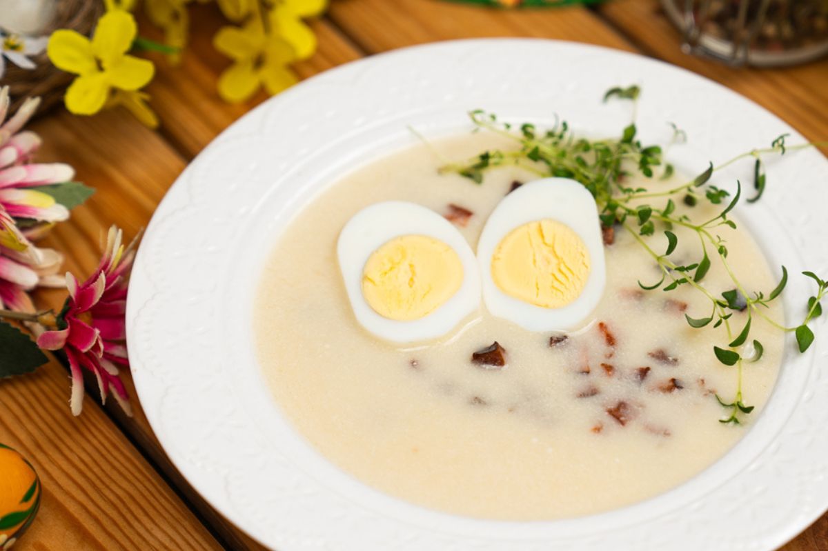Obrowska zupa chrzanowa świetnie wpisuje się w wielkanocne menu. Zaskocz bliskich niepowtarzalną kombinacją