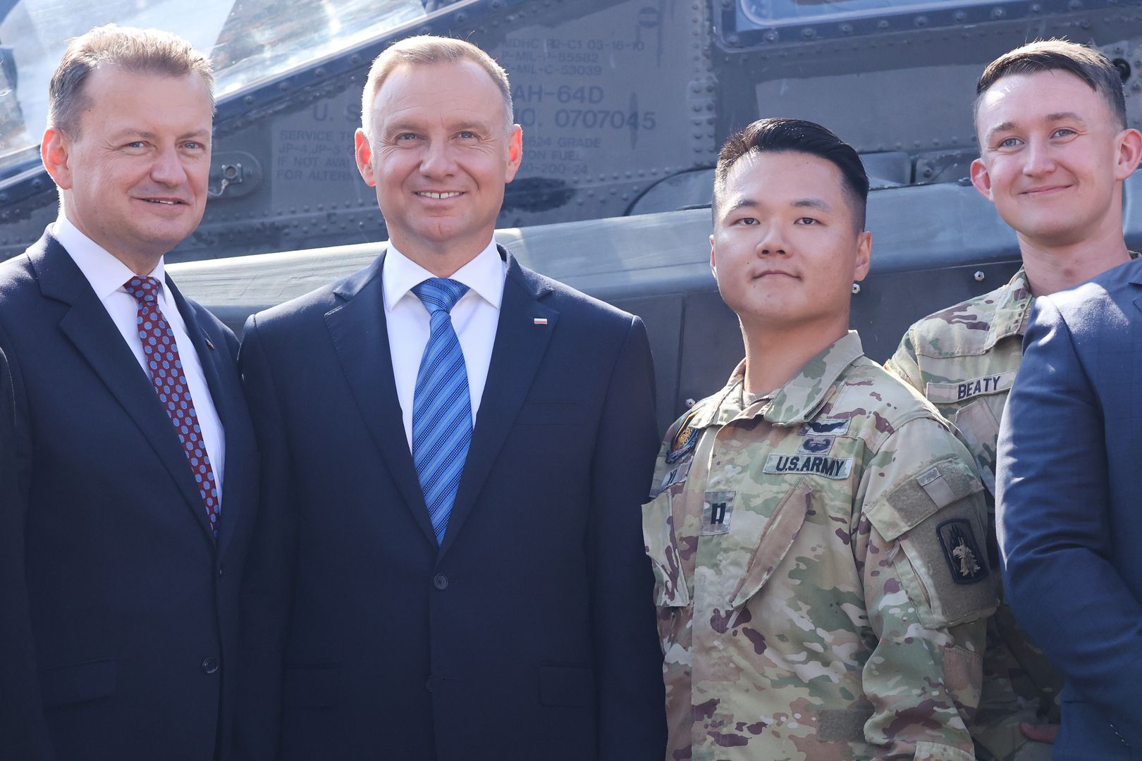 Mariusz Błaszczak i prezydent Andrzej Duda na salonie obronnym w Kielcach