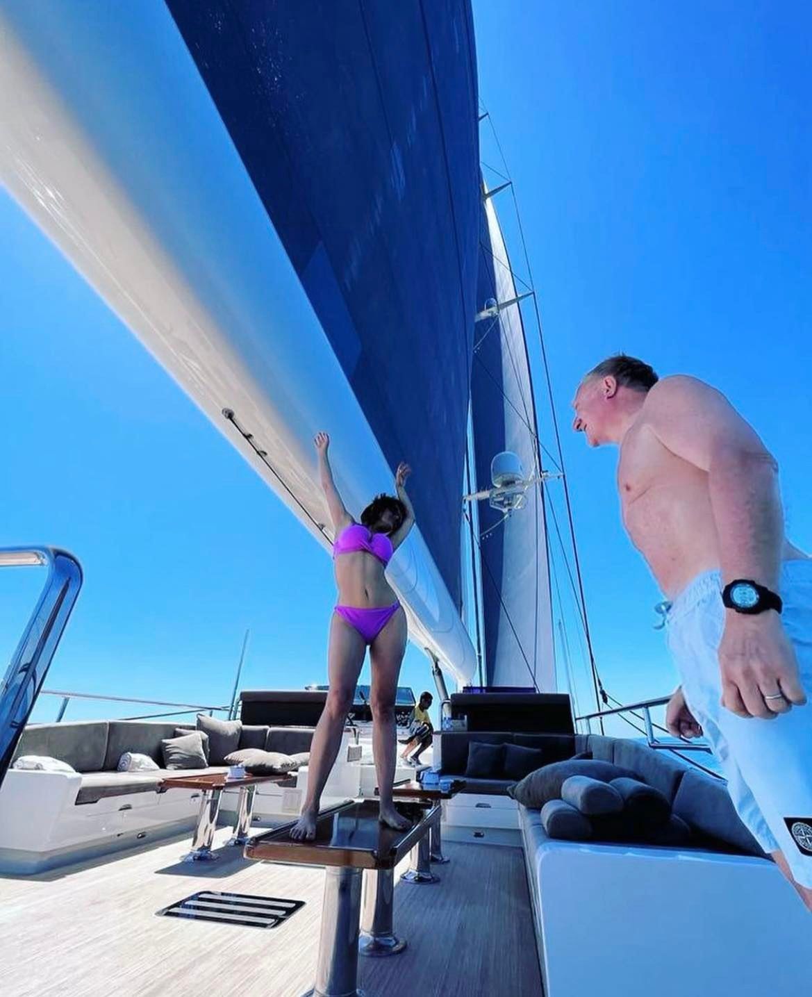 Salma Hayek tańczy na stole i pręży wysportowane ciało w skąpym bikini