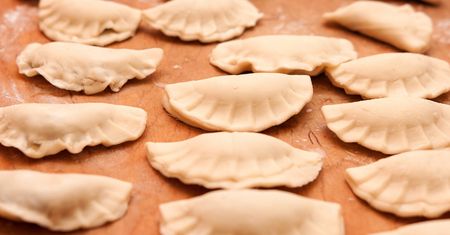 Sposób gospodyń wiejskich na idealne ciasto na pierogi. Wychodzi miękkie i elastyczne