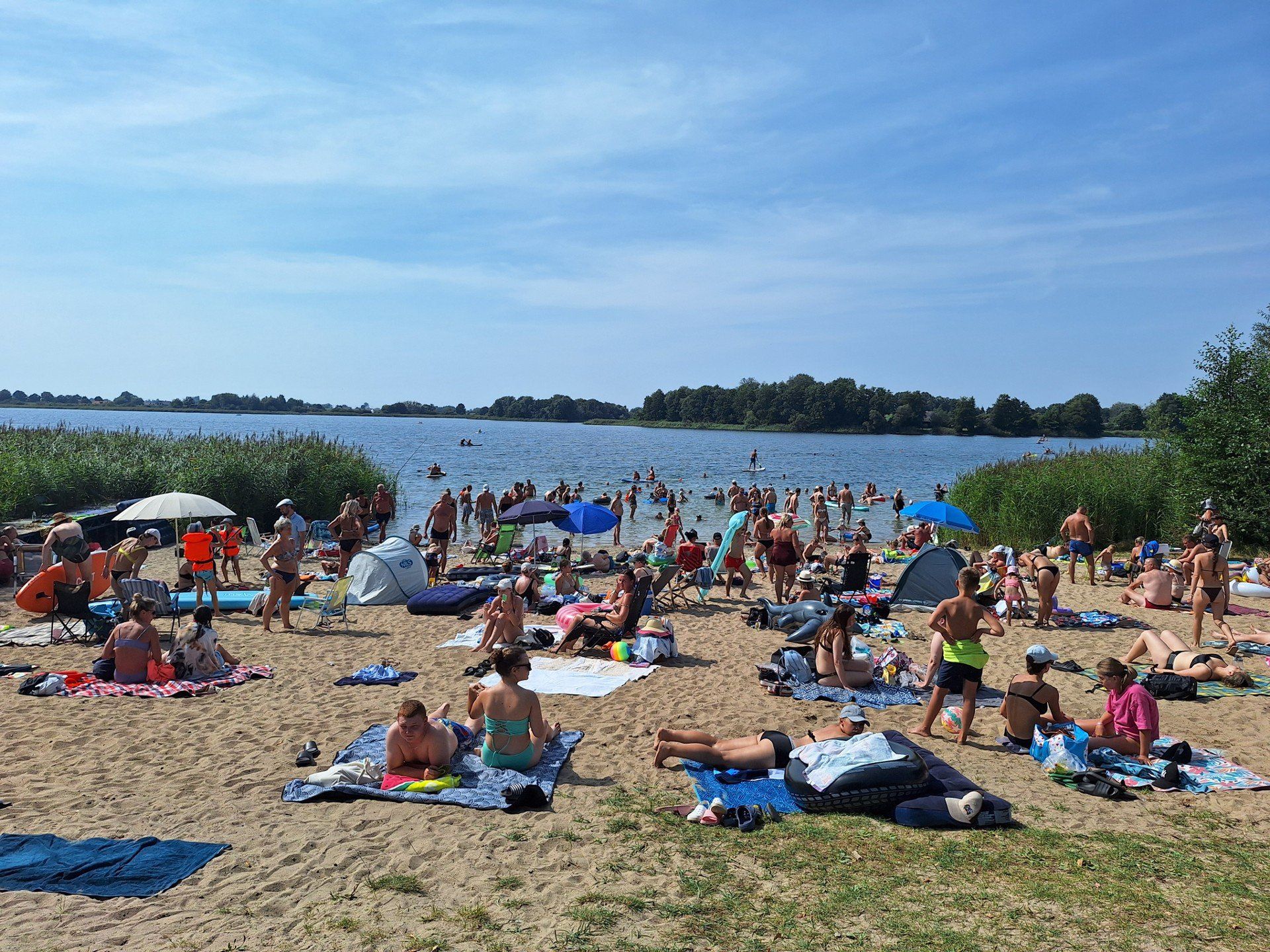 Tłumy plażowiczów nad jeziorem Lednica w Dziekanowicach