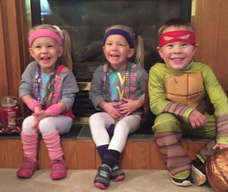 W tym roku słynne bliźniaczki skończyły dwa lata. Na zdjęciu są ze swoim bratem