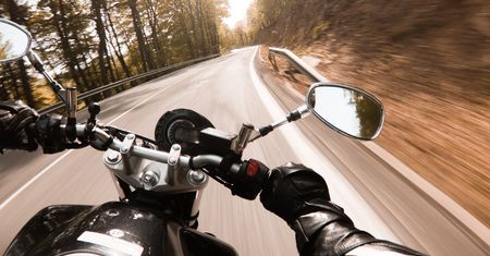 Apple informuje, że motocykle mogą uszkodzić iPhone’y. Nie, nie chodzi o ich rozjechanie