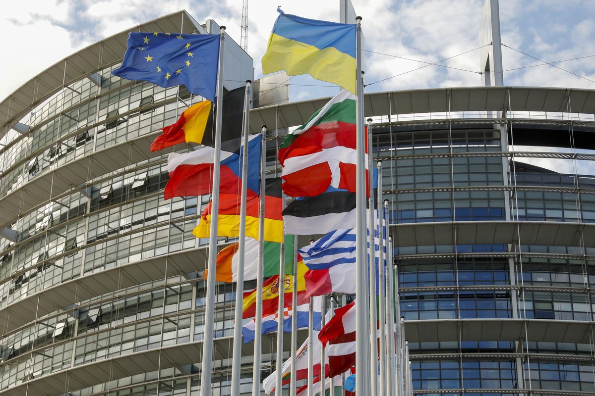 A Ukrainian flag is hoisted along European Union countries' flags outside the European Parliament in Strasbourg, France, 08 June 2022. EPA/JULIEN WARNAND Dostawca: PAP/EPA.