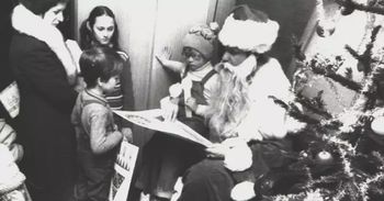 Toruń: Mikołajki dawniej i dziś. Słodycze na kartki, kolejki, batony z Peweksu