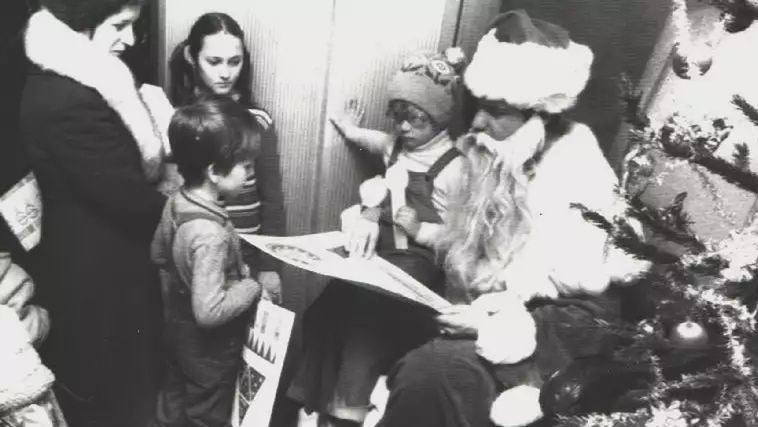 W czasach PRL-u Mikołaj do buta przynosił dzieciom to, co z trudem zdobyli rodzice. W czasach największego kryzysu lat 80. słodycze kupowali na kartki, wystawali po nie w kolejkach. A szczytem szczęścia była możliwość kupienia czegoś w Peweksie...z trudem