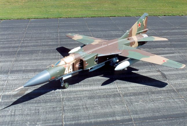 MiG-23 na lotnisku. Skrzydła samolotu maksymalnie rozłożone