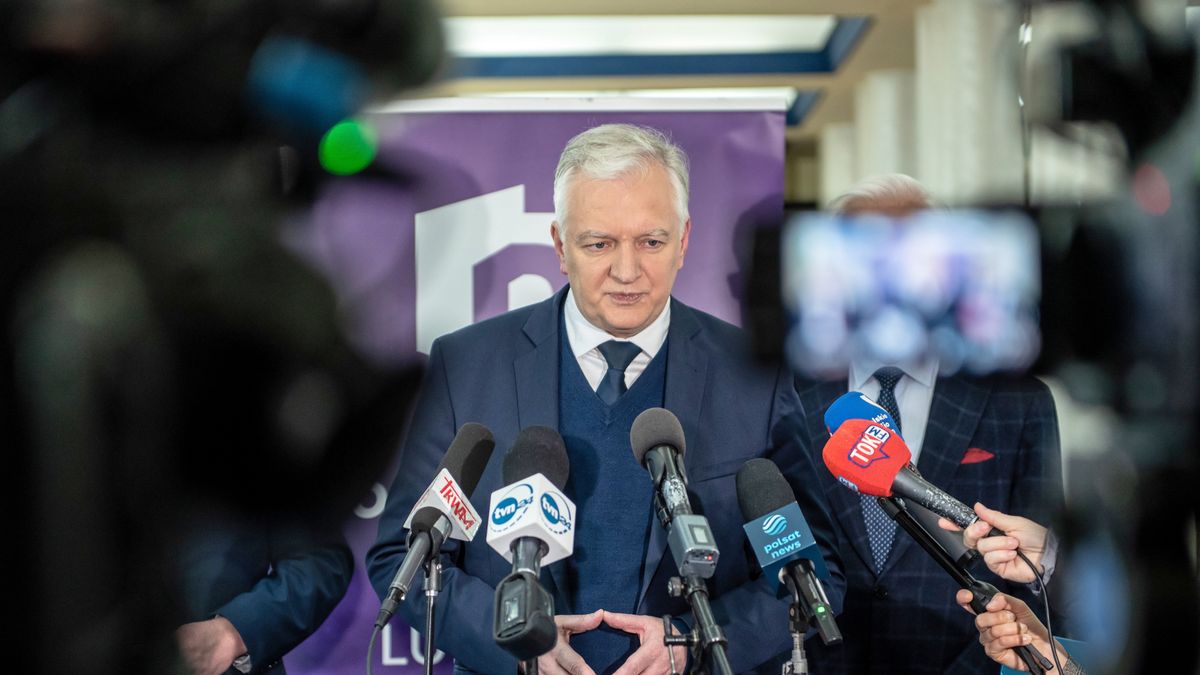 Na zdjęciu Jarosław Gowin w trakcie konferencji prasowej w Wyższej Szkole Ekonomii i Innowacji w Lublinie